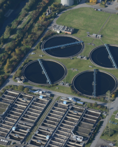 Sistema de tratamiento de RILES y control de olores industriales en cumplimiento con reglamentos sanitarios chilenos